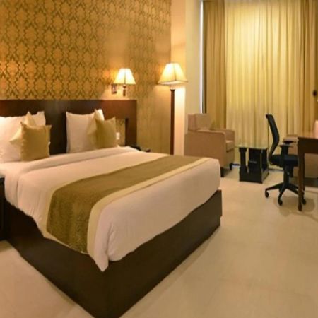 Hotel Devashish Haldwāni Exteriör bild