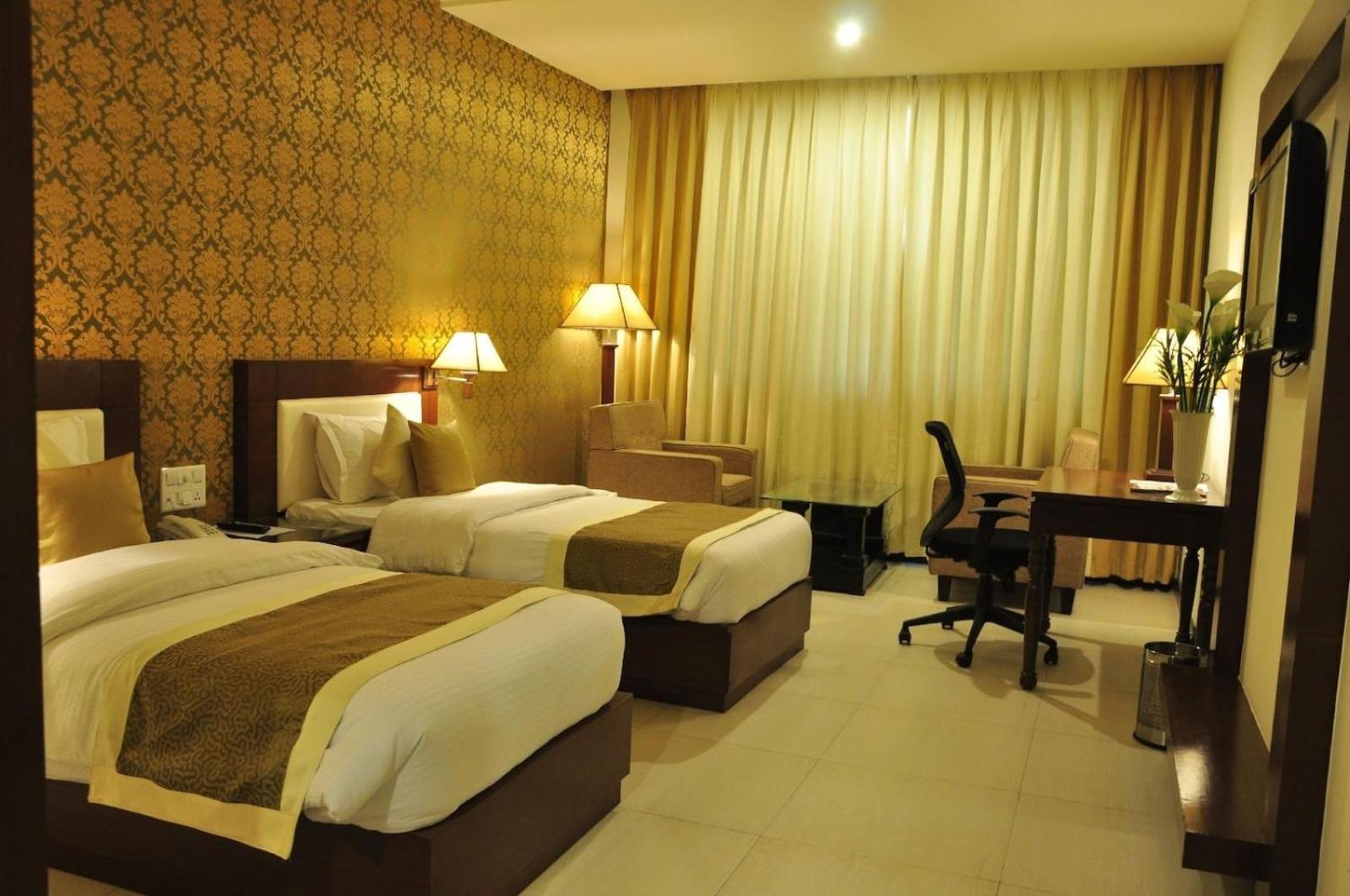 Hotel Devashish Haldwāni Exteriör bild