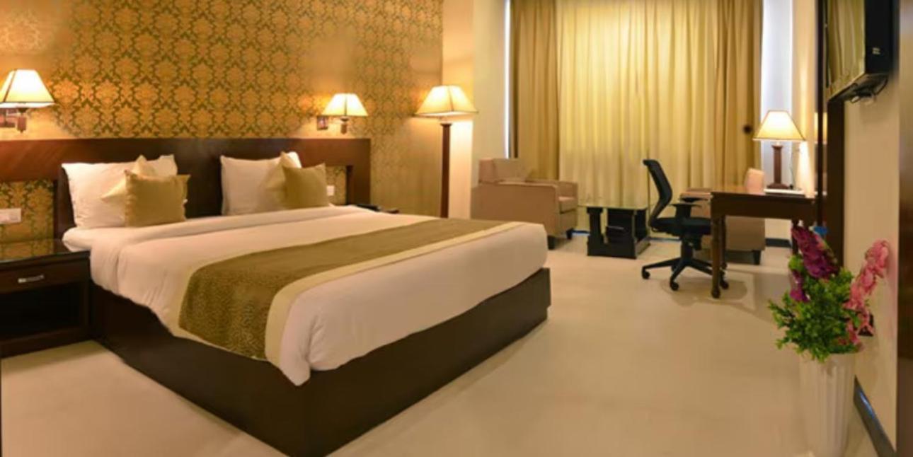 Hotel Devashish Haldwāni Exteriör bild