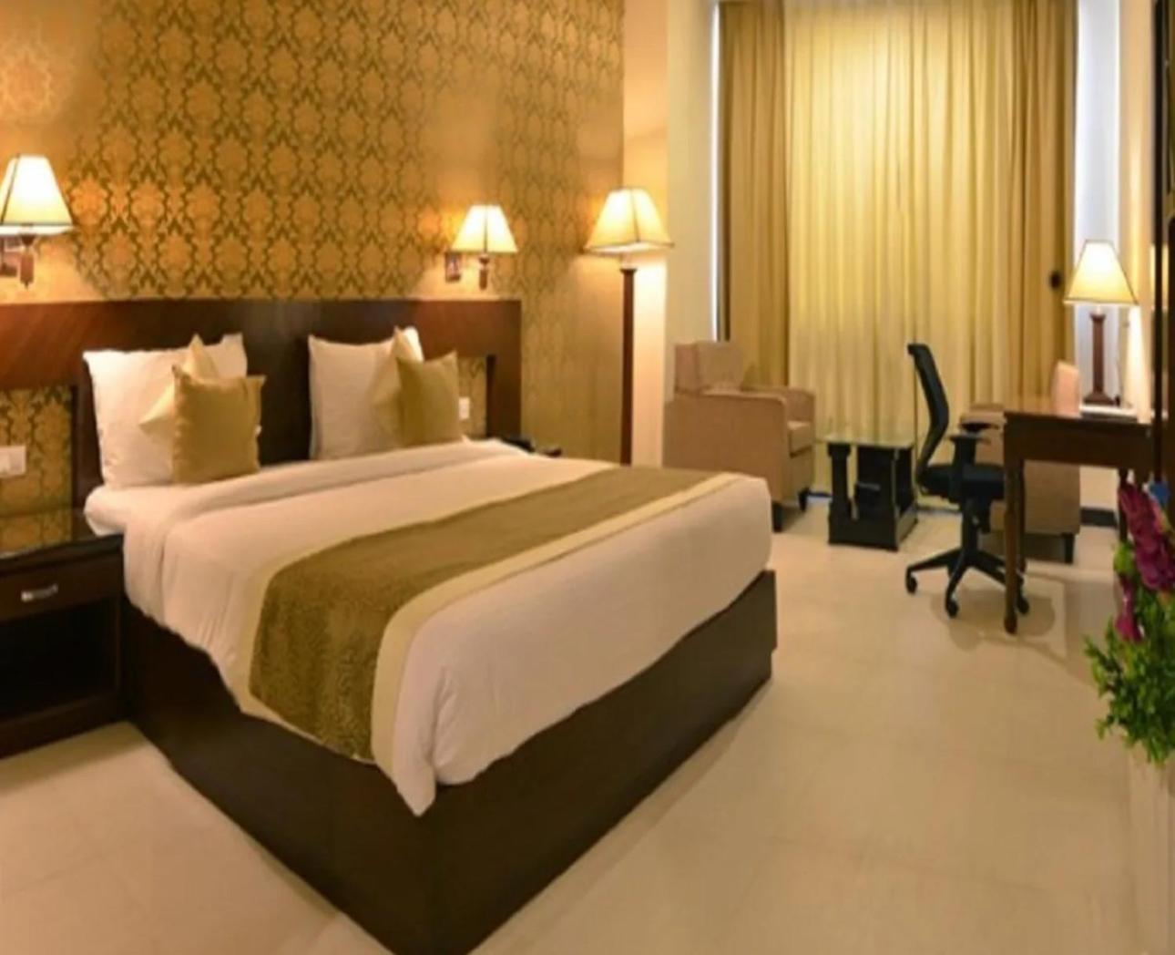 Hotel Devashish Haldwāni Exteriör bild