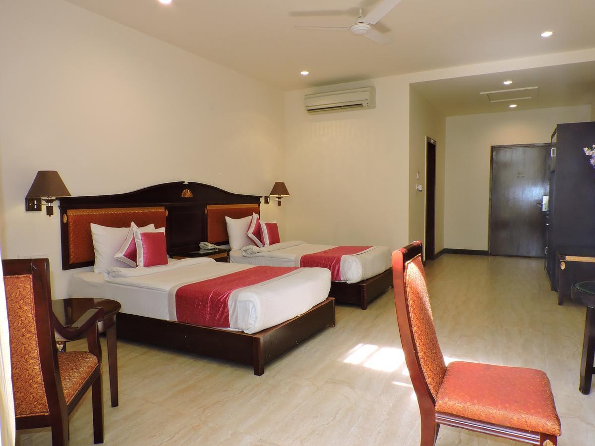 Hotel Devashish Haldwāni Exteriör bild