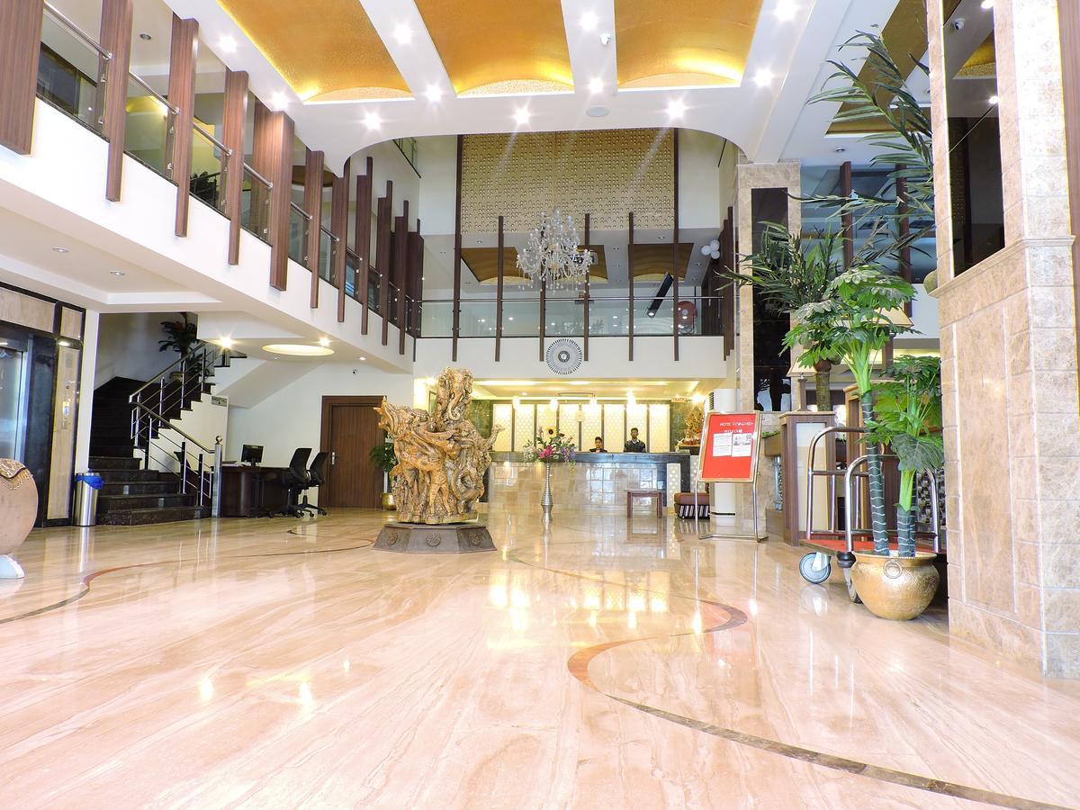 Hotel Devashish Haldwāni Exteriör bild